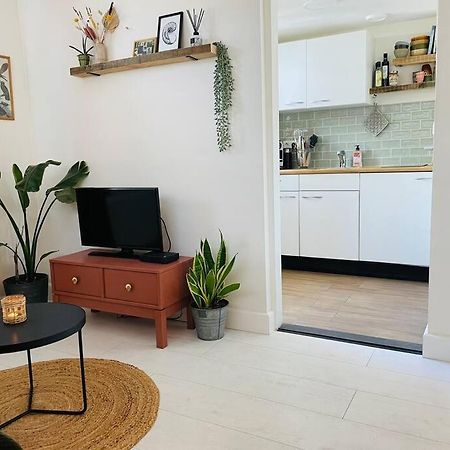The Birdhouse, Tiny Home Close To The Beach Noordwijk Bagian luar foto